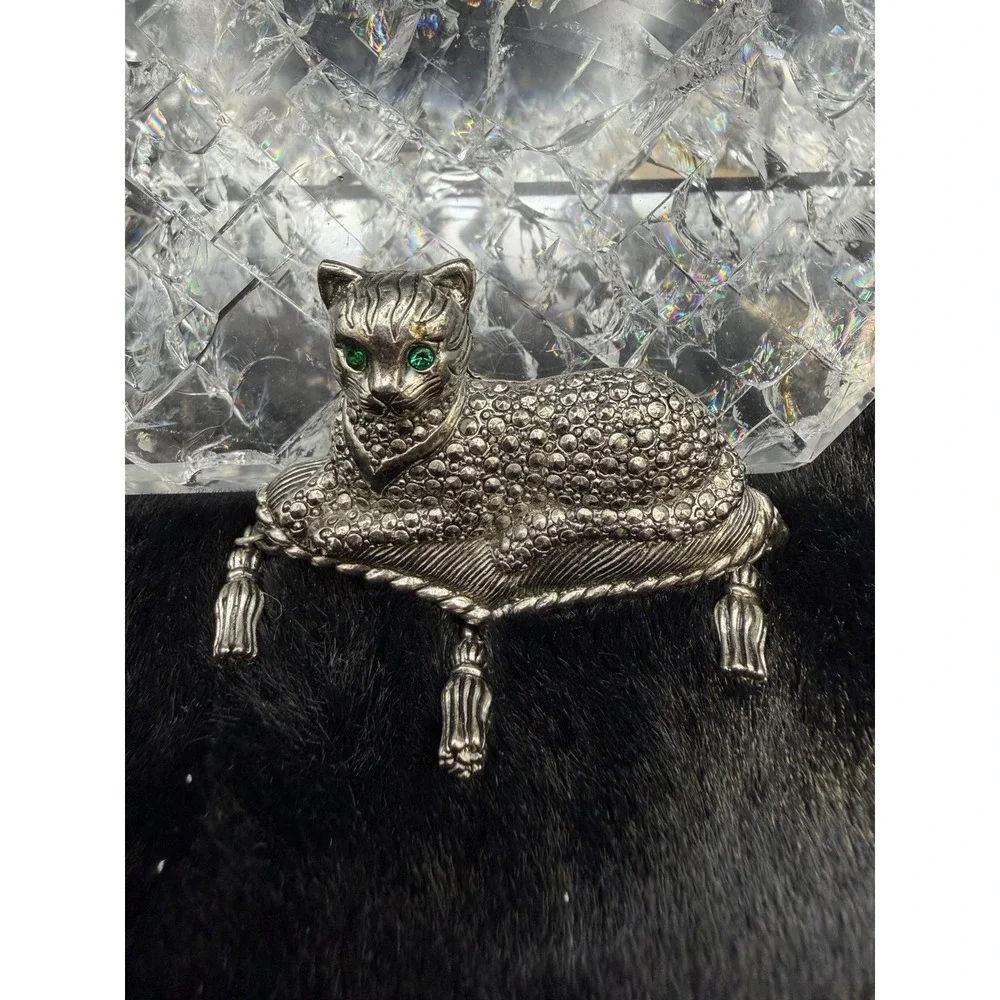 Vintage Avon Marcasite cat brooch silver green eye cat on‎ a tassel pillow 2x2